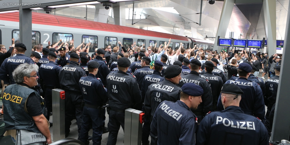 Austria Wien - Sturm Graz
Oesterreichische Fussball Bundesliga, 32. Runde, FK Austria Wien - SK Sturm Graz, Franz-Horr-Stadion Wien, 09.05.2015. 

Foto zeigt Fans von Sturm beim Corteo und Polizei
