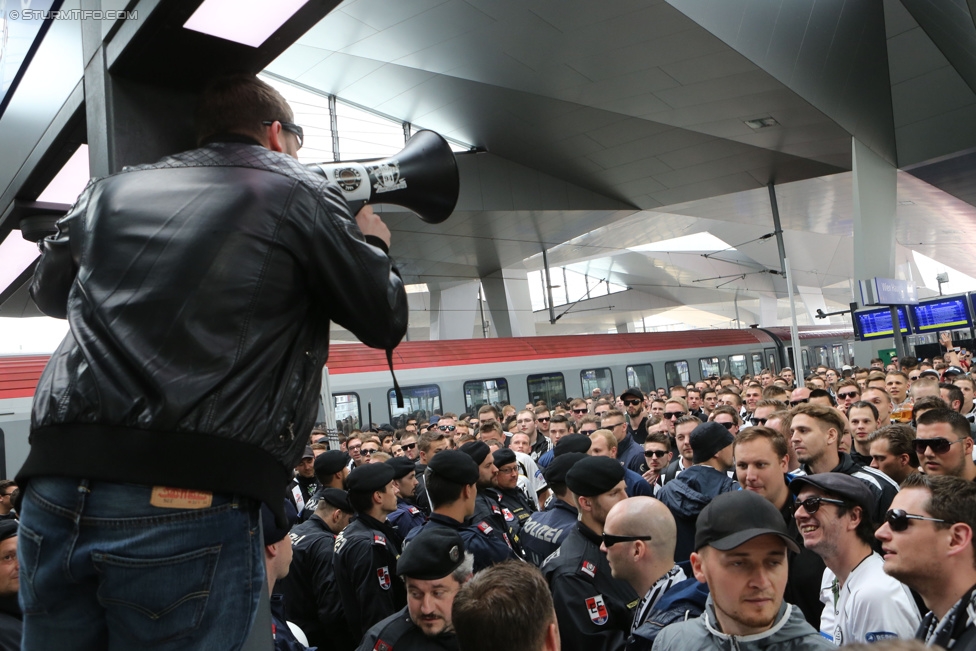 Austria Wien - Sturm Graz
Oesterreichische Fussball Bundesliga, 32. Runde, FK Austria Wien - SK Sturm Graz, Franz-Horr-Stadion Wien, 09.05.2015. 

Foto zeigt Fans von Sturm beim Corteo und Polizei
