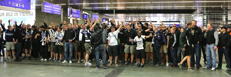 Austria Wien - Sturm Graz
Oesterreichische Fussball Bundesliga, 32. Runde, FK Austria Wien - SK Sturm Graz, Franz-Horr-Stadion Wien, 09.05.2015. 

Foto zeigt Fans von Sturm beim Corteo und Polizei
