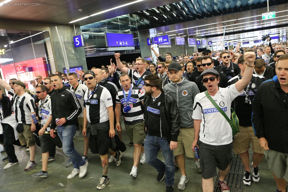 Austria Wien - Sturm Graz
Oesterreichische Fussball Bundesliga, 32. Runde, FK Austria Wien - SK Sturm Graz, Franz-Horr-Stadion Wien, 09.05.2015. 

Foto zeigt Fans von Sturm beim Corteo und Polizei
