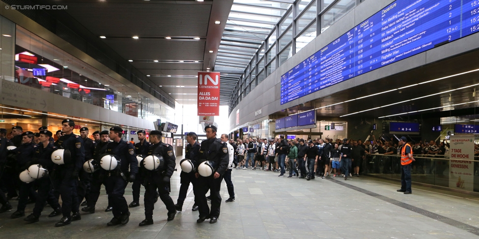 Austria Wien - Sturm Graz
Oesterreichische Fussball Bundesliga, 32. Runde, FK Austria Wien - SK Sturm Graz, Franz-Horr-Stadion Wien, 09.05.2015. 

Foto zeigt Fans von Sturm beim Corteo und Polizei
