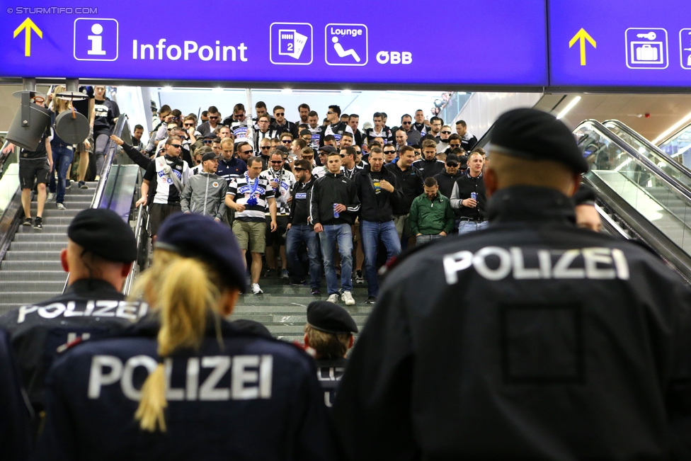 Austria Wien - Sturm Graz
Oesterreichische Fussball Bundesliga, 32. Runde, FK Austria Wien - SK Sturm Graz, Franz-Horr-Stadion Wien, 09.05.2015. 

Foto zeigt Fans von Sturm beim Corteo und Polizei
