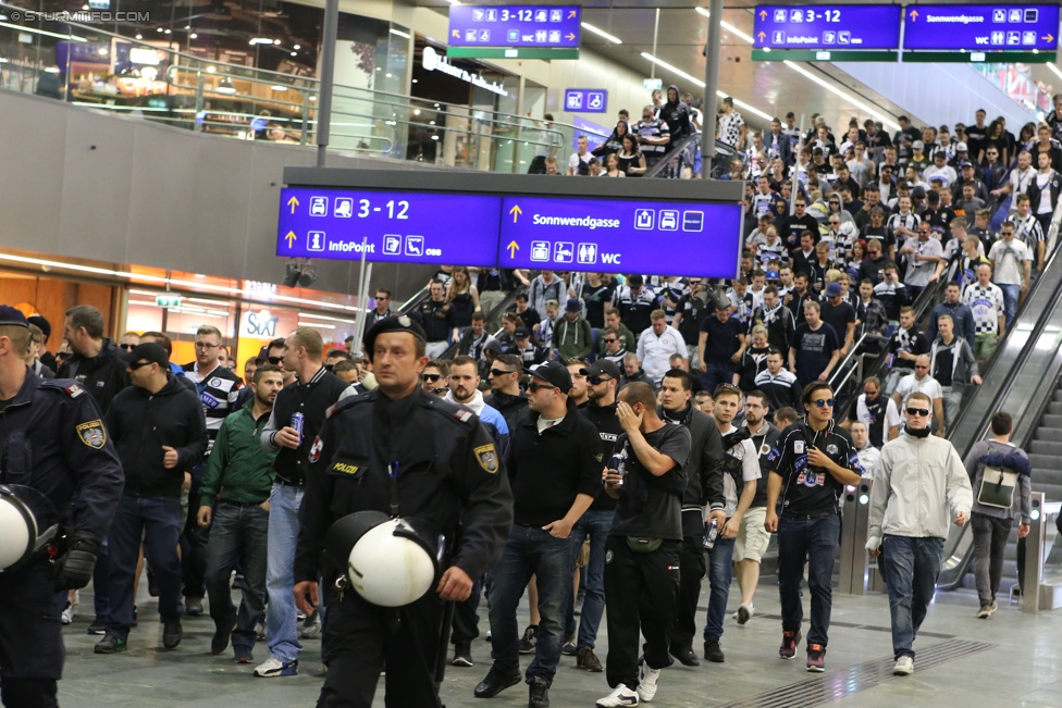 Austria Wien - Sturm Graz
Oesterreichische Fussball Bundesliga, 32. Runde, FK Austria Wien - SK Sturm Graz, Franz-Horr-Stadion Wien, 09.05.2015. 

Foto zeigt Fans von Sturm beim Corteo und Polizei
