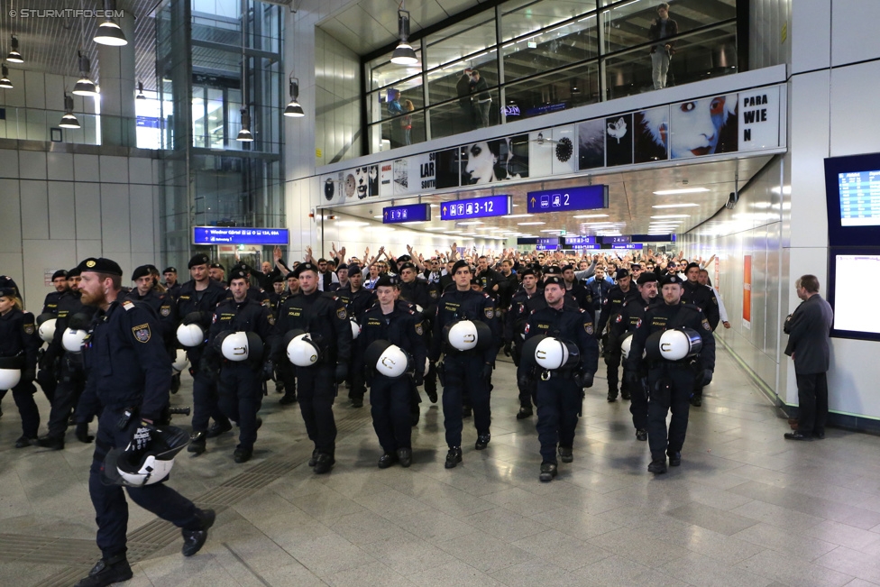 Austria Wien - Sturm Graz
Oesterreichische Fussball Bundesliga, 32. Runde, FK Austria Wien - SK Sturm Graz, Franz-Horr-Stadion Wien, 09.05.2015. 

Foto zeigt Fans von Sturm beim Corteo und Polizei
