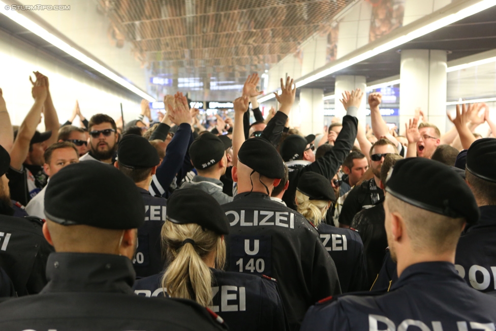 Austria Wien - Sturm Graz
Oesterreichische Fussball Bundesliga, 32. Runde, FK Austria Wien - SK Sturm Graz, Franz-Horr-Stadion Wien, 09.05.2015. 

Foto zeigt Fans von Sturm beim Corteo und Polizei
