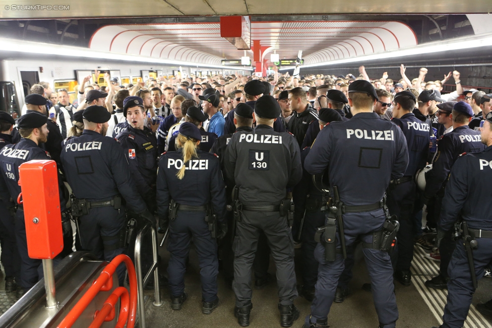 Austria Wien - Sturm Graz
Oesterreichische Fussball Bundesliga, 32. Runde, FK Austria Wien - SK Sturm Graz, Franz-Horr-Stadion Wien, 09.05.2015. 

Foto zeigt Fans von Sturm beim Corteo und Polizei
