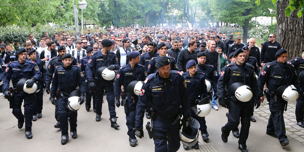 Austria Wien - Sturm Graz
Oesterreichische Fussball Bundesliga, 32. Runde, FK Austria Wien - SK Sturm Graz, Franz-Horr-Stadion Wien, 09.05.2015. 

Foto zeigt Fans von Sturm beim Corteo und Polizei
