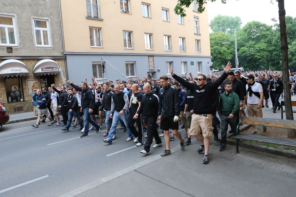 Austria Wien - Sturm Graz
Oesterreichische Fussball Bundesliga, 32. Runde, FK Austria Wien - SK Sturm Graz, Franz-Horr-Stadion Wien, 09.05.2015. 

Foto zeigt Fans von Sturm beim Corteo und Polizei
