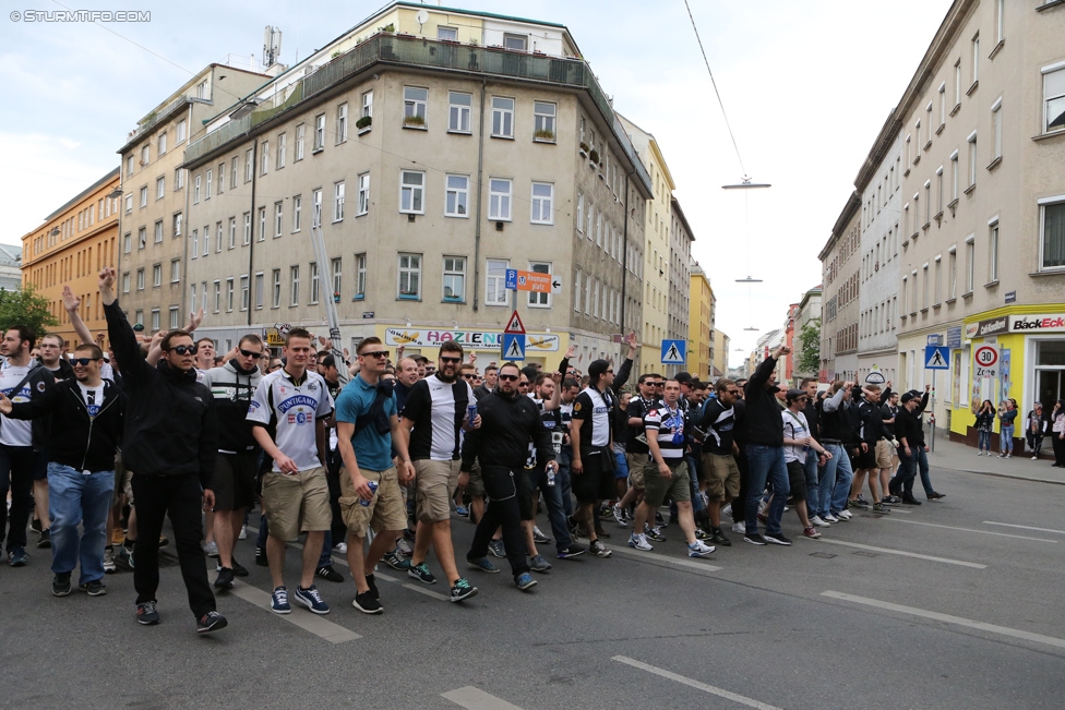 Austria Wien - Sturm Graz
Oesterreichische Fussball Bundesliga, 32. Runde, FK Austria Wien - SK Sturm Graz, Franz-Horr-Stadion Wien, 09.05.2015. 

Foto zeigt Fans von Sturm beim Corteo und Polizei
