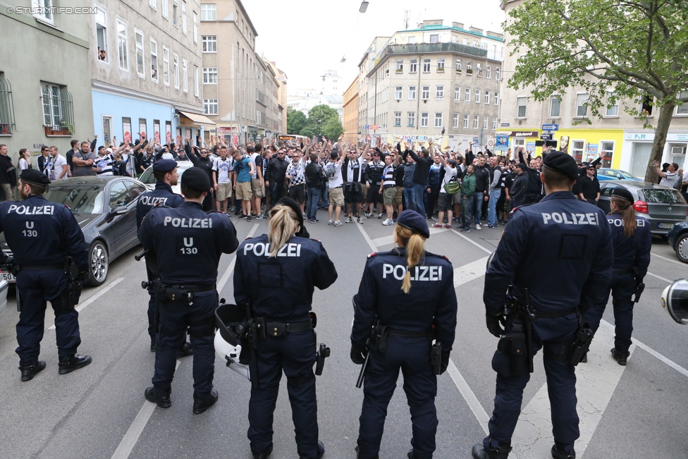 Austria Wien - Sturm Graz
Oesterreichische Fussball Bundesliga, 32. Runde, FK Austria Wien - SK Sturm Graz, Franz-Horr-Stadion Wien, 09.05.2015. 

Foto zeigt Fans von Sturm beim Corteo und Polizei
