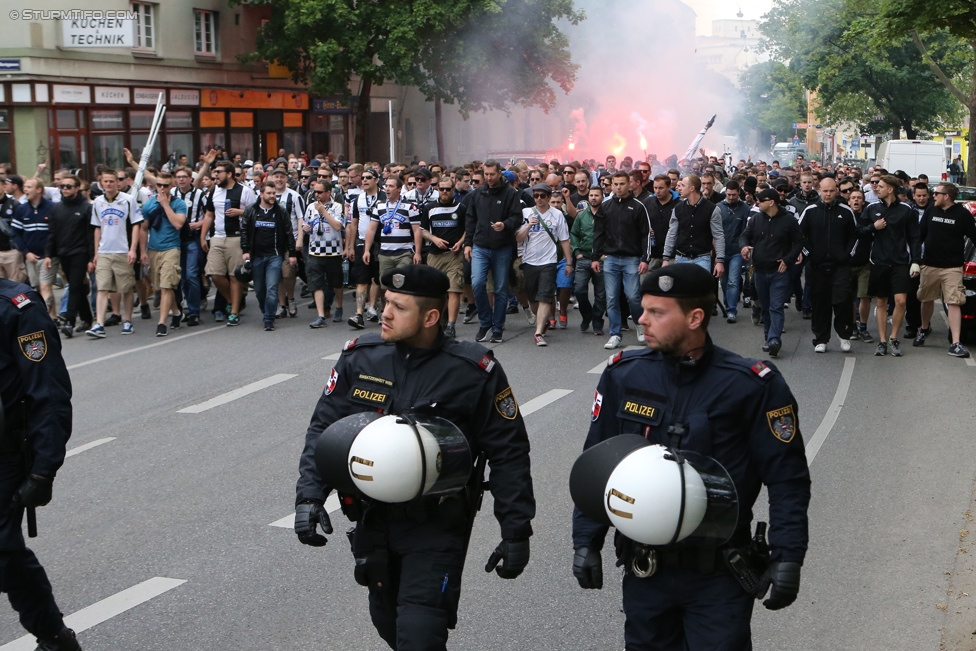 Austria Wien - Sturm Graz
Oesterreichische Fussball Bundesliga, 32. Runde, FK Austria Wien - SK Sturm Graz, Franz-Horr-Stadion Wien, 09.05.2015. 

Foto zeigt Fans von Sturm beim Corteo und Polizei
