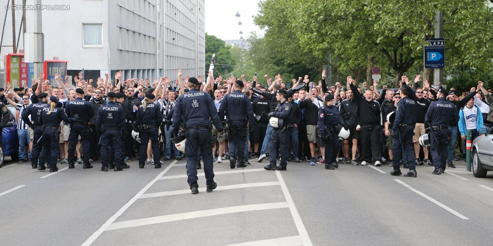 Austria Wien - Sturm Graz
Oesterreichische Fussball Bundesliga, 32. Runde, FK Austria Wien - SK Sturm Graz, Franz-Horr-Stadion Wien, 09.05.2015. 

Foto zeigt Fans von Sturm beim Corteo und Polizei
