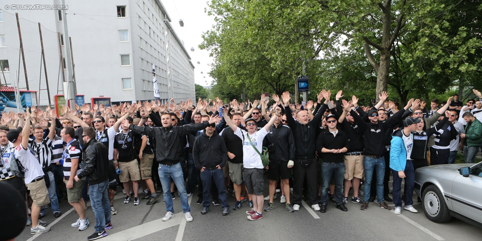 Austria Wien - Sturm Graz
Oesterreichische Fussball Bundesliga, 32. Runde, FK Austria Wien - SK Sturm Graz, Franz-Horr-Stadion Wien, 09.05.2015. 

Foto zeigt Fans von Sturm beim Corteo und Polizei
