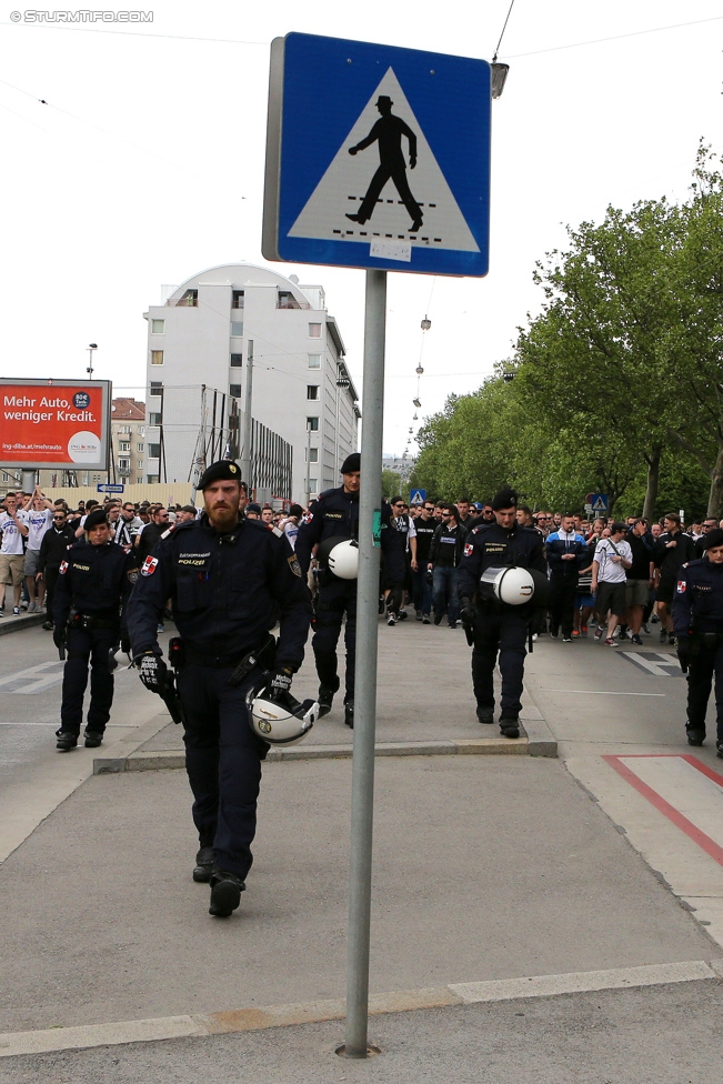 Austria Wien - Sturm Graz
Oesterreichische Fussball Bundesliga, 32. Runde, FK Austria Wien - SK Sturm Graz, Franz-Horr-Stadion Wien, 09.05.2015. 

Foto zeigt Fans von Sturm beim Corteo und Polizei
