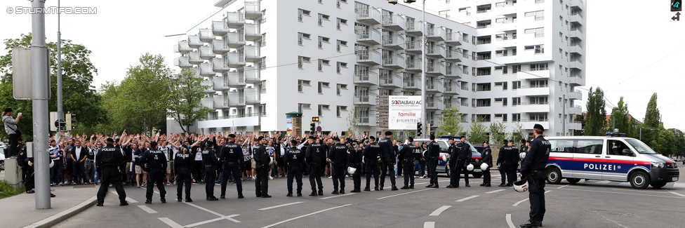 Austria Wien - Sturm Graz
Oesterreichische Fussball Bundesliga, 32. Runde, FK Austria Wien - SK Sturm Graz, Franz-Horr-Stadion Wien, 09.05.2015. 

Foto zeigt Fans von Sturm beim Corteo und Polizei
