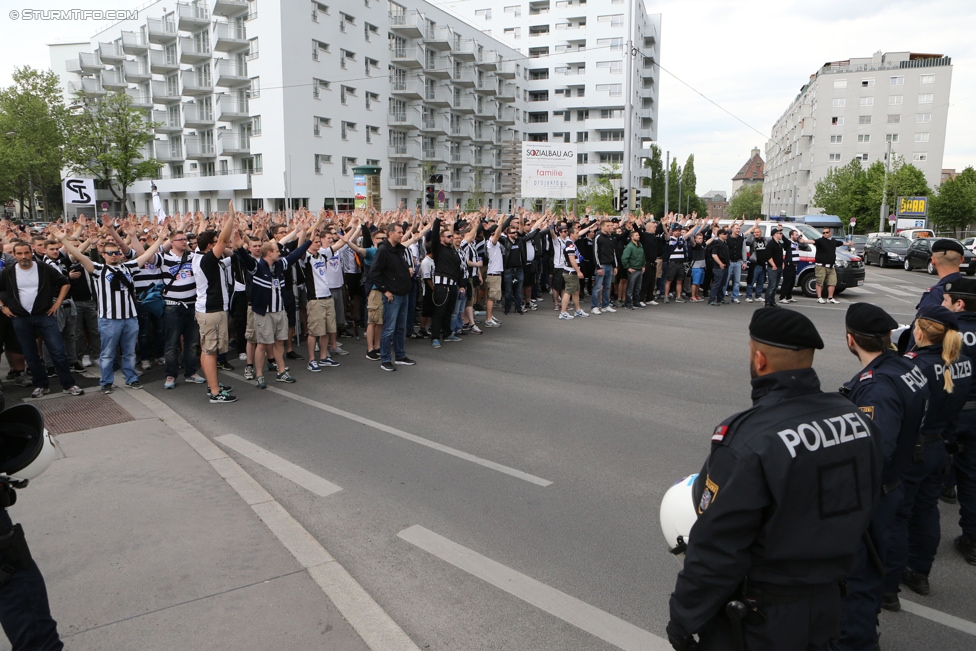 Austria Wien - Sturm Graz
Oesterreichische Fussball Bundesliga, 32. Runde, FK Austria Wien - SK Sturm Graz, Franz-Horr-Stadion Wien, 09.05.2015. 

Foto zeigt Fans von Sturm beim Corteo und Polizei
