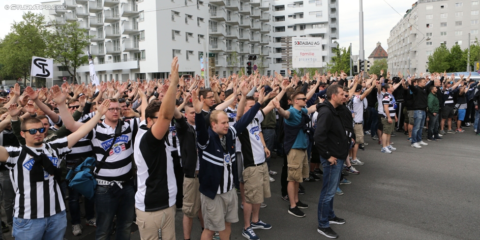 Austria Wien - Sturm Graz
Oesterreichische Fussball Bundesliga, 32. Runde, FK Austria Wien - SK Sturm Graz, Franz-Horr-Stadion Wien, 09.05.2015. 

Foto zeigt Fans von Sturm beim Corteo und Polizei
