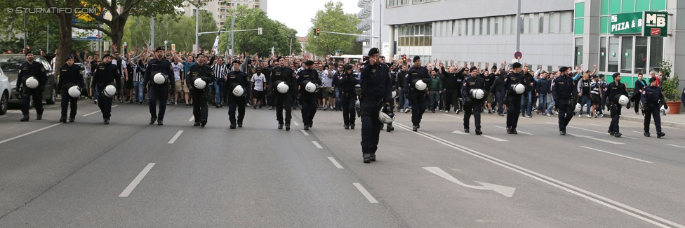 Austria Wien - Sturm Graz
Oesterreichische Fussball Bundesliga, 32. Runde, FK Austria Wien - SK Sturm Graz, Franz-Horr-Stadion Wien, 09.05.2015. 

Foto zeigt Fans von Sturm beim Corteo und Polizei
