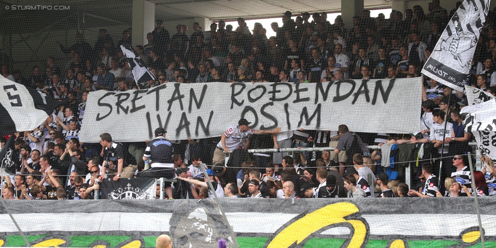 Austria Wien - Sturm Graz
Oesterreichische Fussball Bundesliga, 32. Runde, FK Austria Wien - SK Sturm Graz, Franz-Horr-Stadion Wien, 09.05.2015. 

Foto zeigt Fans von Sturm mit einem Spruchband fuer Ivica Osim (ehem. Trainer Sturm)
