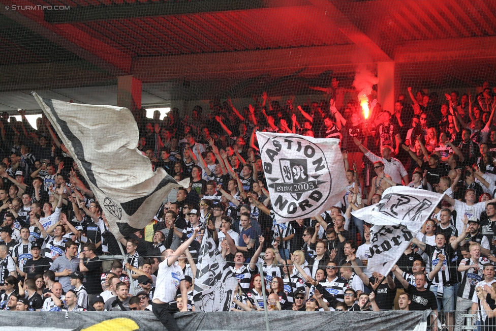 Austria Wien - Sturm Graz
Oesterreichische Fussball Bundesliga, 32. Runde, FK Austria Wien - SK Sturm Graz, Franz-Horr-Stadion Wien, 09.05.2015. 

Foto zeigt Fans von Sturm
Schlüsselwörter: pyrotechnik