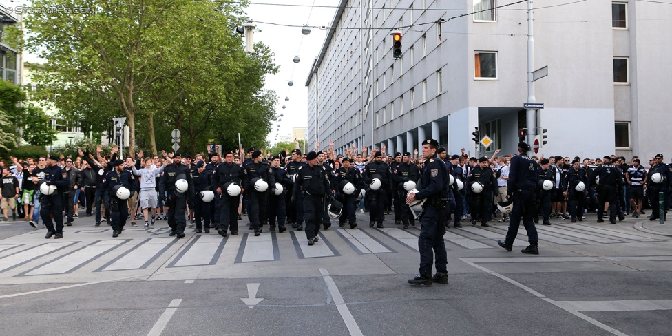 Austria Wien - Sturm Graz
Oesterreichische Fussball Bundesliga, 32. Runde, FK Austria Wien - SK Sturm Graz, Franz-Horr-Stadion Wien, 09.05.2015. 

Foto zeigt Fans von Sturm beim Corteo und Polizei
