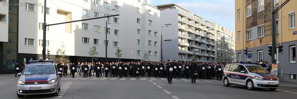 Austria Wien - Sturm Graz
Oesterreichische Fussball Bundesliga, 32. Runde, FK Austria Wien - SK Sturm Graz, Franz-Horr-Stadion Wien, 09.05.2015. 

Foto zeigt Fans von Sturm beim Corteo und Polizei
