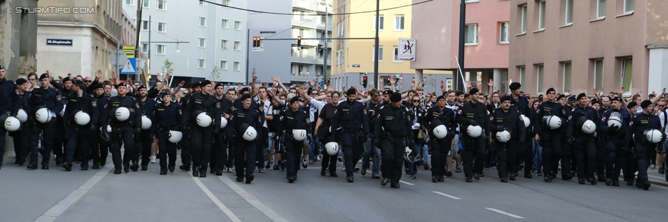 Austria Wien - Sturm Graz
Oesterreichische Fussball Bundesliga, 32. Runde, FK Austria Wien - SK Sturm Graz, Franz-Horr-Stadion Wien, 09.05.2015. 

Foto zeigt Fans von Sturm beim Corteo und Polizei
