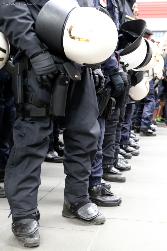 Austria Wien - Sturm Graz
Oesterreichische Fussball Bundesliga, 32. Runde, FK Austria Wien - SK Sturm Graz, Franz-Horr-Stadion Wien, 09.05.2015. 

Foto zeigt ein Feature mit der Polizei
