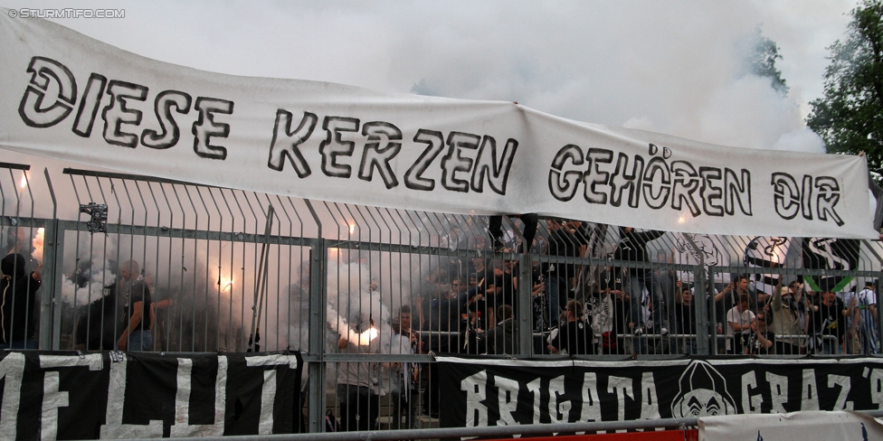 Wolfsberg - Sturm Graz
Oesterreichische Fussball Bundesliga, 33. Runde, Wolfsberger AC - SK Sturm Graz, Lavanttal Arena Wolfsberg, 16.05.2015. 

Foto zeigt Fans von Sturm mit Spruchband
