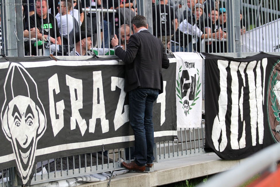 Wolfsberg - Sturm Graz
Oesterreichische Fussball Bundesliga, 33. Runde, Wolfsberger AC - SK Sturm Graz, Lavanttal Arena Wolfsberg, 16.05.2015. 

Foto zeigt Fans von Sturm und Christian Jauk (Praesident Sturm)
