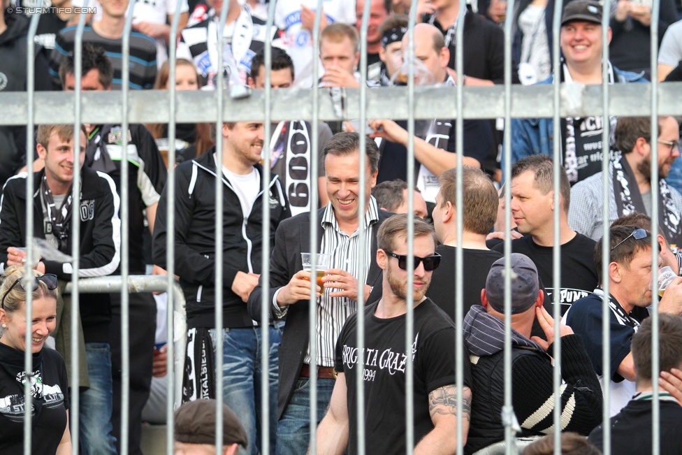 Wolfsberg - Sturm Graz
Oesterreichische Fussball Bundesliga, 33. Runde, Wolfsberger AC - SK Sturm Graz, Lavanttal Arena Wolfsberg, 16.05.2015. 

Foto zeigt Fans von Sturm und Christian Jauk (Praesident Sturm)
