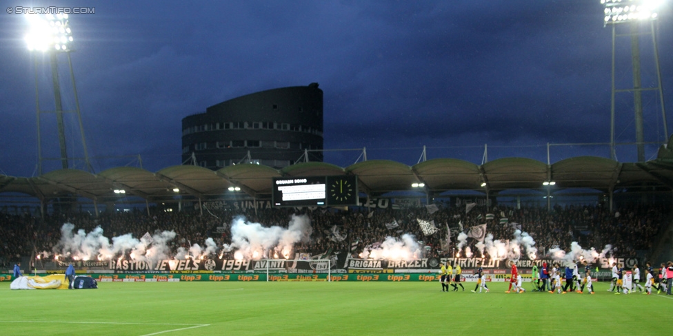 Sturm Graz - RB Salzburg
Oesterreichische Fussball Bundesliga, 34. Runde, SK Sturm Graz - FC RB Salzburg, Stadion Liebenau Graz, 20.05.2015. 

Foto zeigt Fans von Sturm
Schlüsselwörter: pyrotechnik