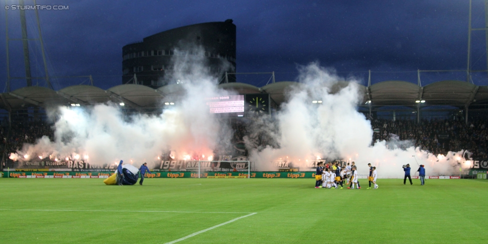 Sturm Graz - RB Salzburg
Oesterreichische Fussball Bundesliga, 34. Runde, SK Sturm Graz - FC RB Salzburg, Stadion Liebenau Graz, 20.05.2015. 

Foto zeigt Fans von Sturm
Schlüsselwörter: pyrotechnik