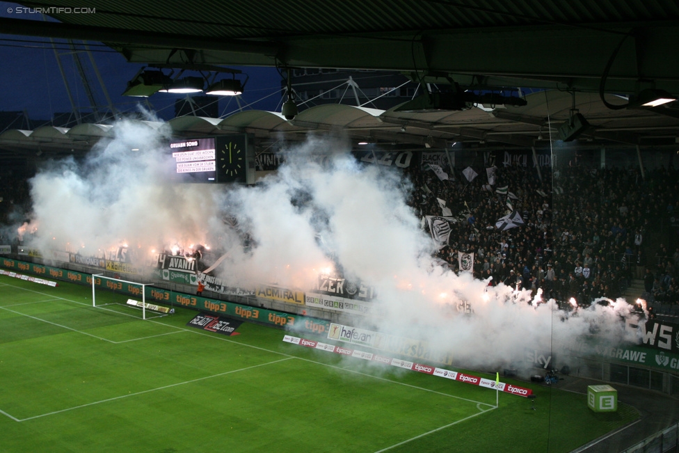 Sturm Graz - RB Salzburg
Oesterreichische Fussball Bundesliga, 34. Runde, SK Sturm Graz - FC RB Salzburg, Stadion Liebenau Graz, 20.05.2015. 

Foto zeigt Fans von Sturm
Schlüsselwörter: pyrotechnik