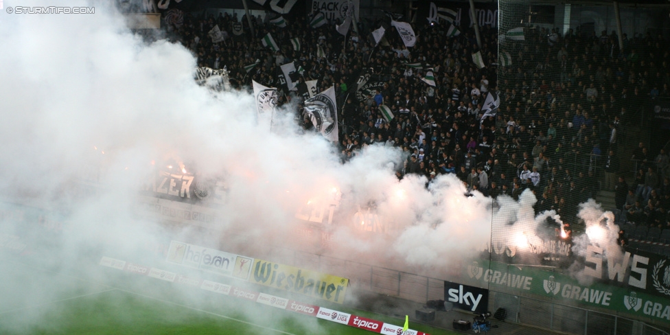 Sturm Graz - RB Salzburg
Oesterreichische Fussball Bundesliga, 34. Runde, SK Sturm Graz - FC RB Salzburg, Stadion Liebenau Graz, 20.05.2015. 

Foto zeigt Fans von Sturm
Schlüsselwörter: pyrotechnik