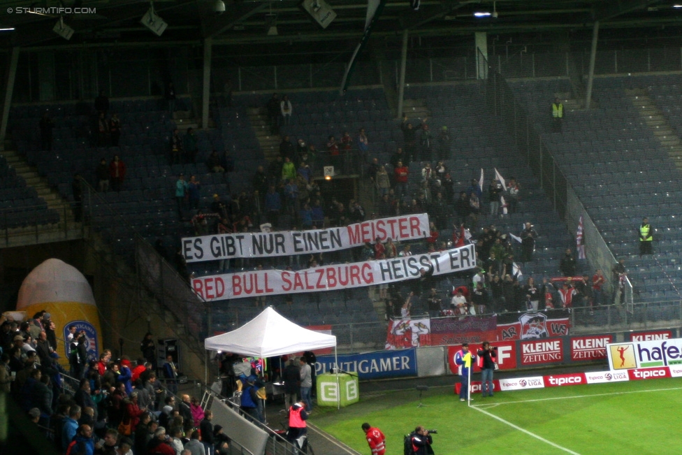 Sturm Graz - RB Salzburg
Oesterreichische Fussball Bundesliga, 34. Runde, SK Sturm Graz - FC RB Salzburg, Stadion Liebenau Graz, 20.05.2015. 

Foto zeigt Fans von RB Salzburg mit einem Spruchband
