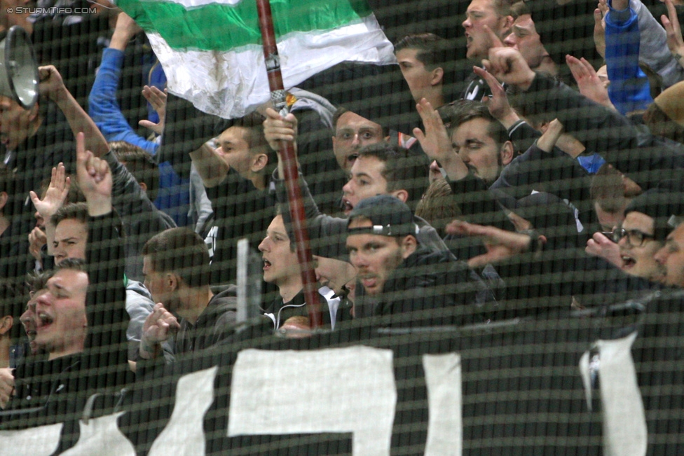 Sturm Graz - RB Salzburg
Oesterreichische Fussball Bundesliga, 34. Runde, SK Sturm Graz - FC RB Salzburg, Stadion Liebenau Graz, 20.05.2015. 

Foto zeigt Fans von Sturm und Benedikt Pliquett (Sturm)
