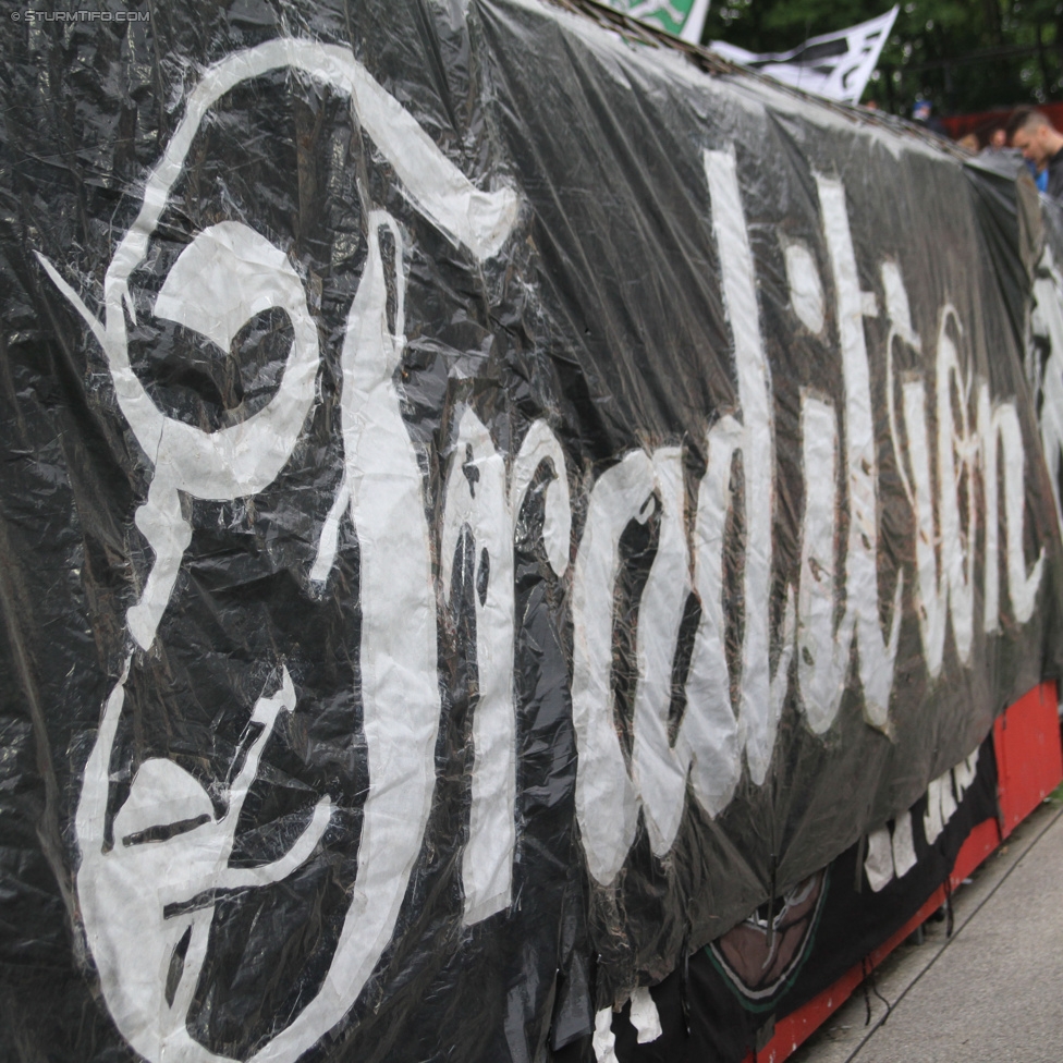 Admira Wacker - Sturm Graz
Oesterreichische Fussball Bundesliga, 35. Runde, FC Admira Wacker Moedling - SK Sturm Graz, Stadion Suedstadt Maria Enzersdorf, 24.05.2015. 

Foto zeigt Fans von Sturm mit einem Spruchband
