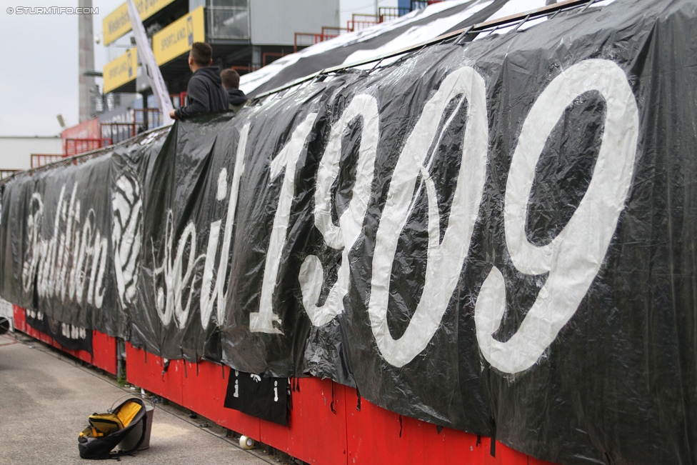 Admira Wacker - Sturm Graz
Oesterreichische Fussball Bundesliga, 35. Runde, FC Admira Wacker Moedling - SK Sturm Graz, Stadion Suedstadt Maria Enzersdorf, 24.05.2015. 

Foto zeigt Fans von Sturm mit einem Spruchband
