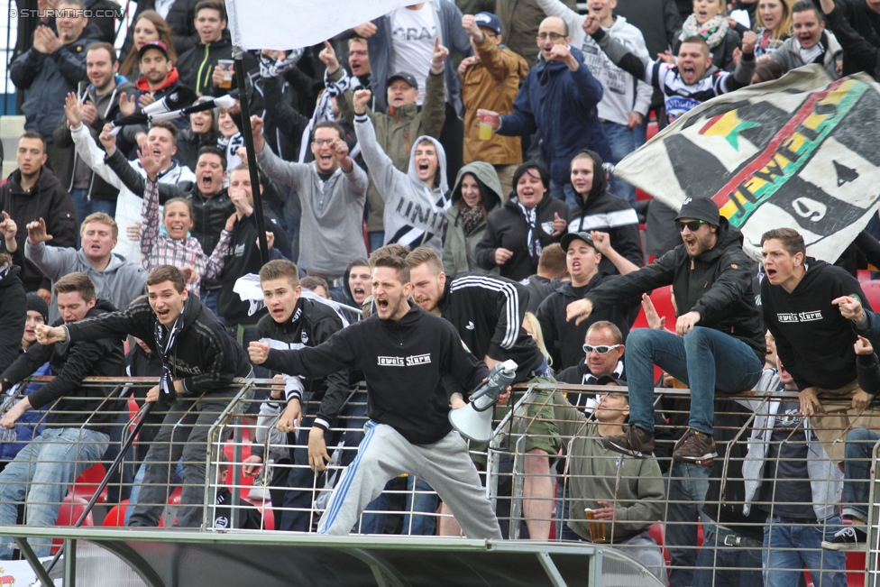 Admira Wacker - Sturm Graz
Oesterreichische Fussball Bundesliga, 35. Runde, FC Admira Wacker Moedling - SK Sturm Graz, Stadion Suedstadt Maria Enzersdorf, 24.05.2015. 

Foto zeigt Fans von Sturm
