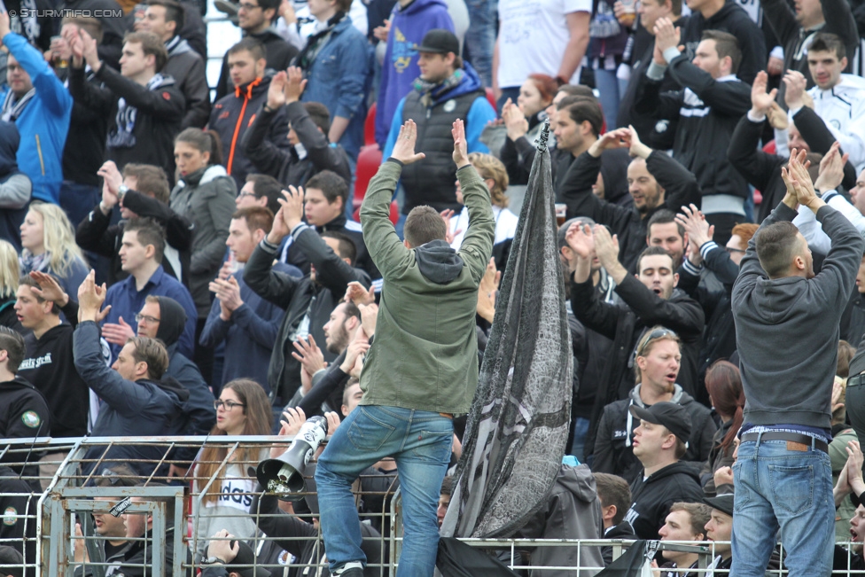 Admira Wacker - Sturm Graz
Oesterreichische Fussball Bundesliga, 35. Runde, FC Admira Wacker Moedling - SK Sturm Graz, Stadion Suedstadt Maria Enzersdorf, 24.05.2015. 

Foto zeigt Fans von Sturm
