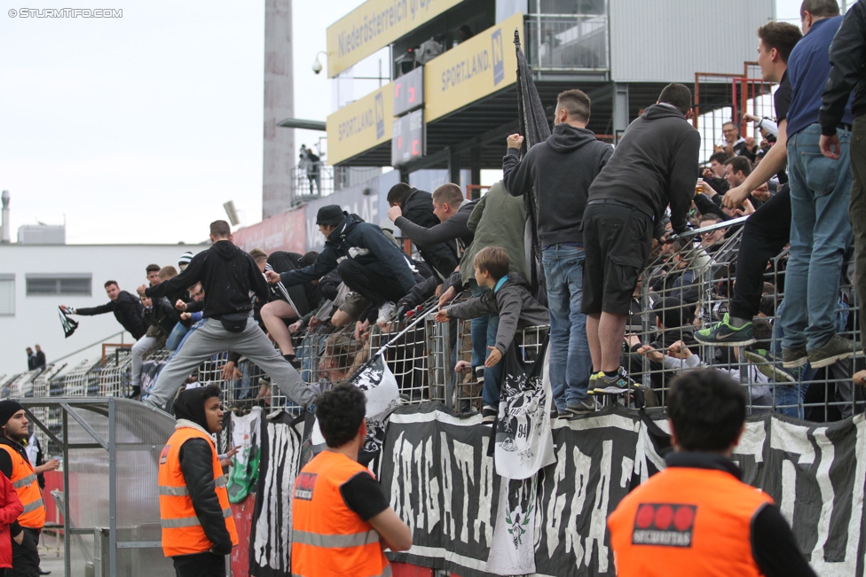 Admira Wacker - Sturm Graz
Oesterreichische Fussball Bundesliga, 35. Runde, FC Admira Wacker Moedling - SK Sturm Graz, Stadion Suedstadt Maria Enzersdorf, 24.05.2015. 

Foto zeigt Fans von Sturm
