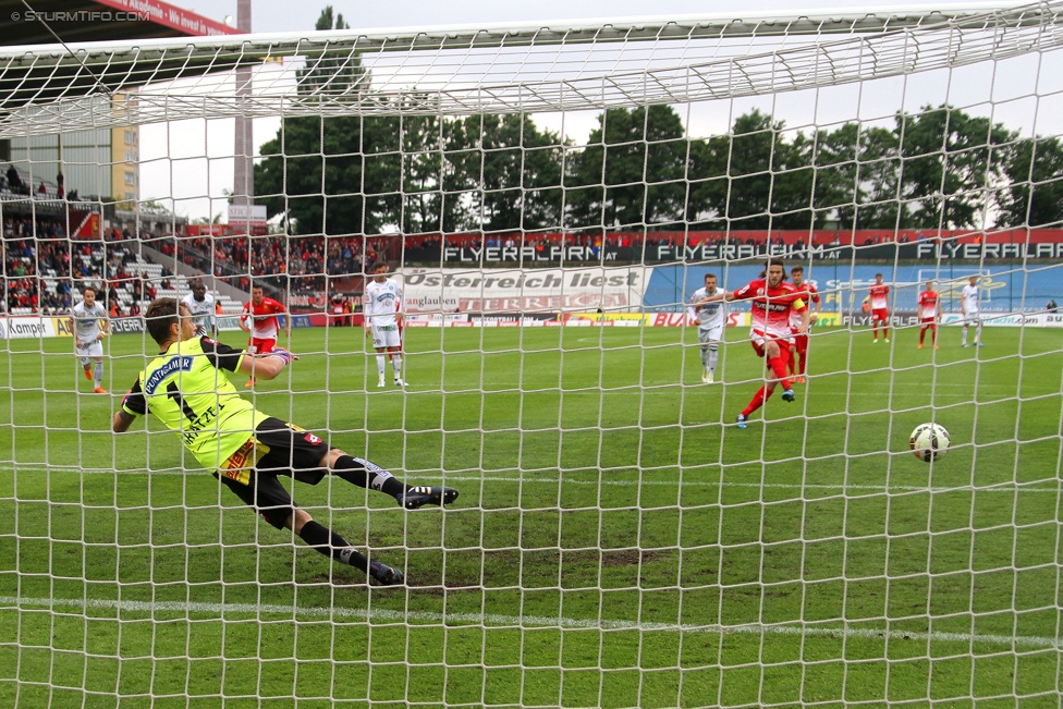 Admira Wacker - Sturm Graz
Oesterreichische Fussball Bundesliga, 35. Runde, FC Admira Wacker Moedling - SK Sturm Graz, Stadion Suedstadt Maria Enzersdorf, 24.05.2015. 

Foto zeigt Christian Gratzei (Sturm) und Richard Windbichler (Admira)
Schlüsselwörter: tor elfmeter