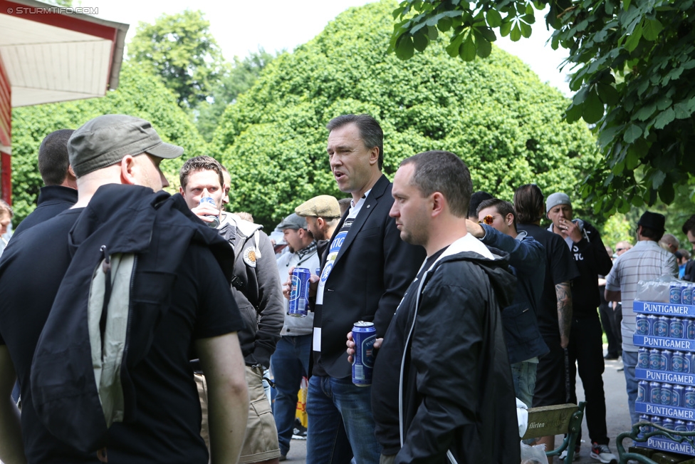 Sturm Graz - Ried
Oesterreichische Fussball Bundesliga, 36. Runde, SK Sturm Graz - SV Ried, Stadion Liebenau Graz, 31.05.2015. 

Foto zeigt Fans von Sturm im Augarten und Christian Jauk (Praesident Sturm)
