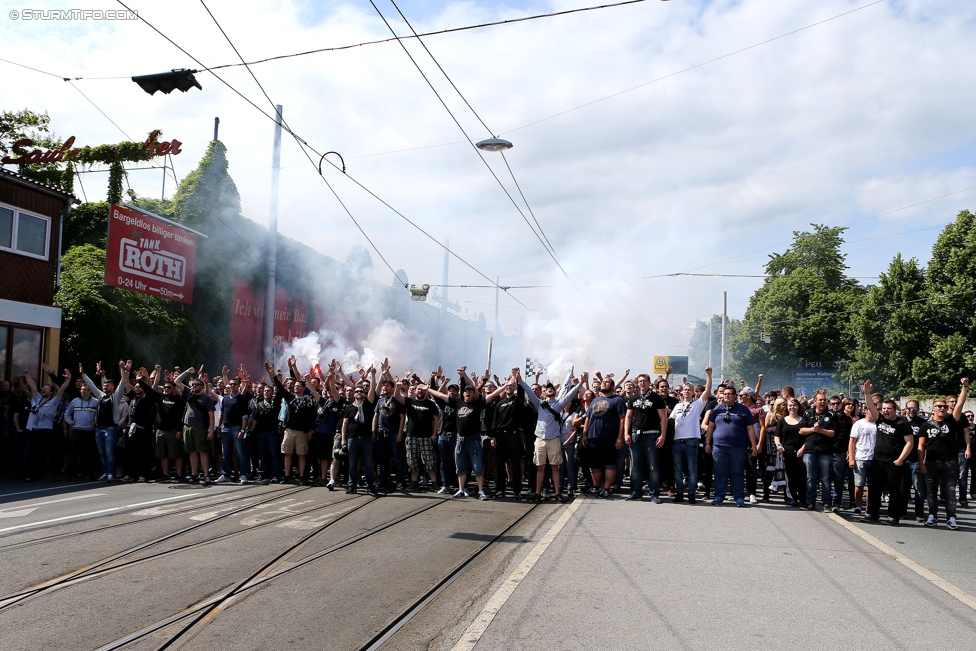 Sturm Graz - Ried
Oesterreichische Fussball Bundesliga, 36. Runde, SK Sturm Graz - SV Ried, Stadion Liebenau Graz, 31.05.2015. 

Foto zeigt Fans von Sturm beim Corteo
