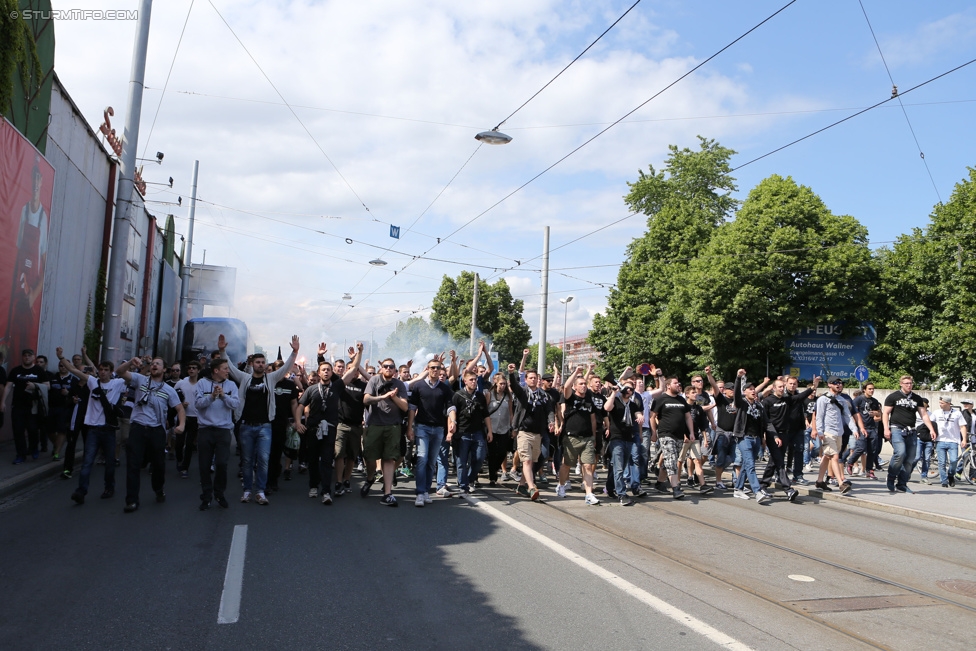 Sturm Graz - Ried
Oesterreichische Fussball Bundesliga, 36. Runde, SK Sturm Graz - SV Ried, Stadion Liebenau Graz, 31.05.2015. 

Foto zeigt Fans von Sturm beim Corteo
