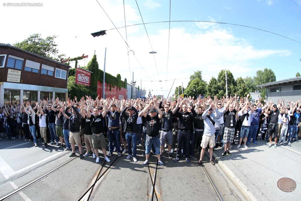 Sturm Graz - Ried
Oesterreichische Fussball Bundesliga, 36. Runde, SK Sturm Graz - SV Ried, Stadion Liebenau Graz, 31.05.2015. 

Foto zeigt Fans von Sturm beim Corteo
