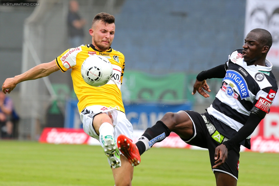 Sturm Graz - Ried
Oesterreichische Fussball Bundesliga, 36. Runde, SK Sturm Graz - SV Ried, Stadion Liebenau Graz, 31.05.2015. 

Foto zeigt Denis Thomalla (Ried) und Masakuba-Wilson Kamavuaka (Sturm)
