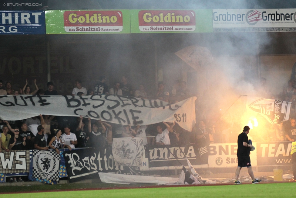 Hartberg - Sturm Graz
OEFB Cup, 1. Runde, TSV Hartberg - SK Sturm Graz, Arena Hartberg, 18.07.2015. 

Foto zeigt Fans von Sturm mit einem Spruchband
Schlüsselwörter: pyrotechnik