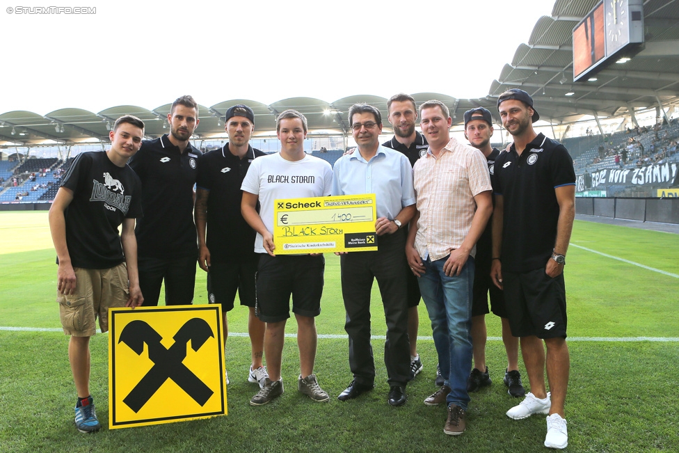 Sturm Graz - Besiktas
Testspiel,  SK Sturm Graz - Besiktas Istanbul, Stadion Liebenau Graz, 22.07.2015. 

Foto zeigt Fans von Sturm und Spieler von Sturm bei einer Scheckuebergabe fuer die Kinderkrebshilfe
